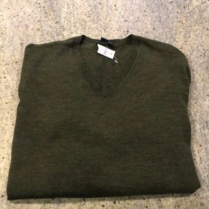 Men’s GAP v-neck sweater